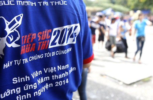 Sĩ tử ùn ùn đổ về Hà Nội - ảnh 1