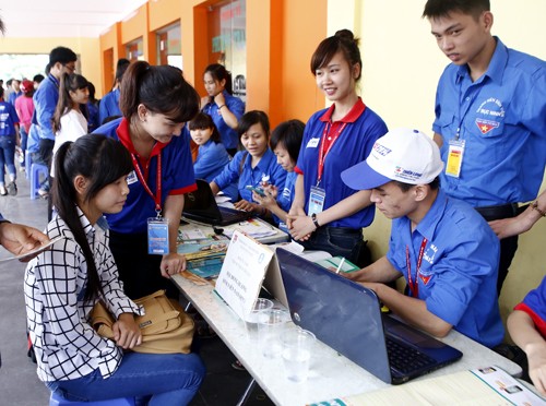 Sĩ tử ùn ùn đổ về Hà Nội - ảnh 3