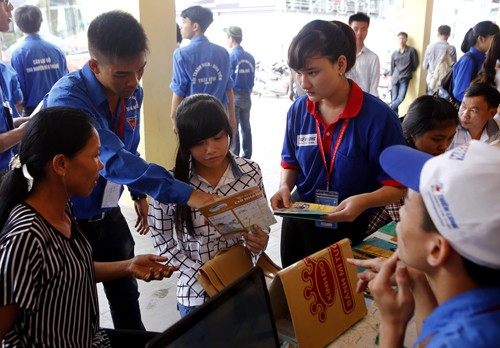 Sĩ tử ùn ùn đổ về Hà Nội - ảnh 4