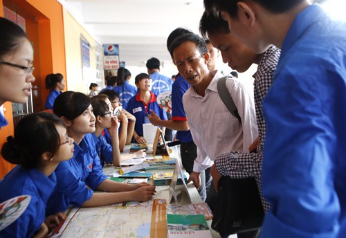 Sĩ tử ùn ùn đổ về Hà Nội - ảnh 5