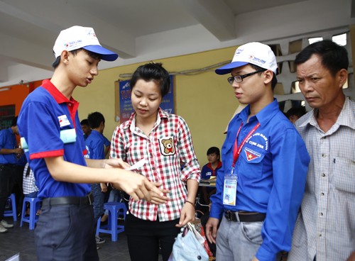 Sĩ tử ùn ùn đổ về Hà Nội - ảnh 6