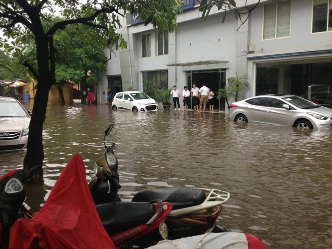 Hà Nội mưa lớn, phố lại thành sông, giao thông tê liệt - ảnh 10