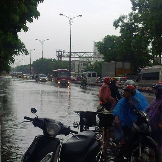Hà Nội mưa lớn, phố lại thành sông, giao thông tê liệt - ảnh 11
