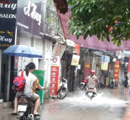 Hà Nội mưa lớn, phố lại thành sông, giao thông tê liệt - ảnh 12