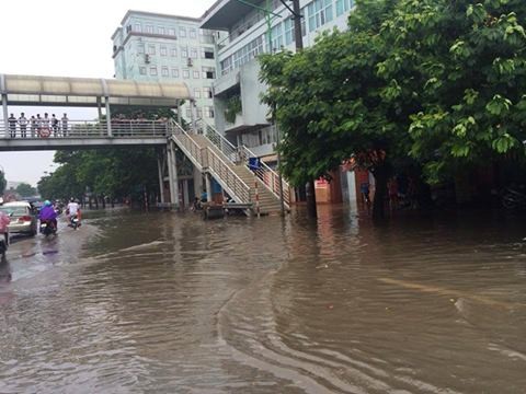 Hà Nội mưa lớn, phố lại thành sông, giao thông tê liệt - ảnh 14