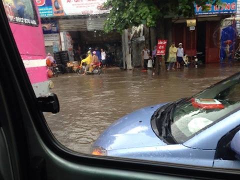 Hà Nội mưa lớn, phố lại thành sông, giao thông tê liệt - ảnh 15