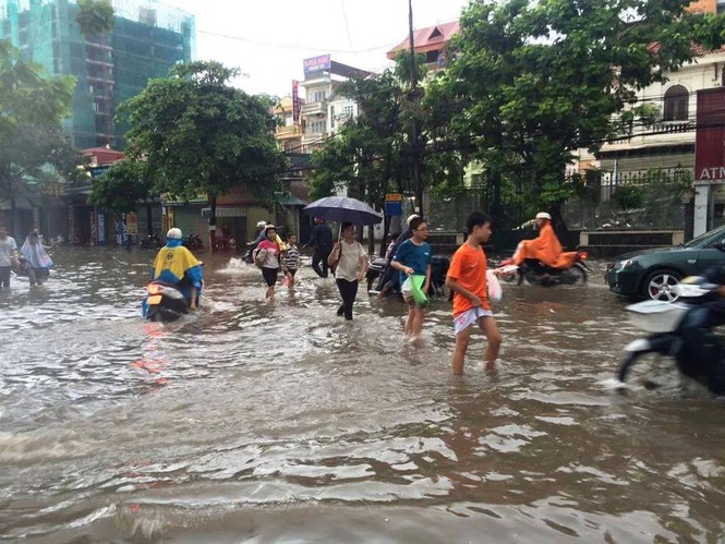 Hà Nội mưa lớn, phố lại thành sông, giao thông tê liệt - ảnh 17