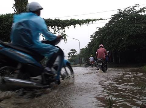 Hà Nội mưa lớn, phố lại thành sông, giao thông tê liệt - ảnh 18