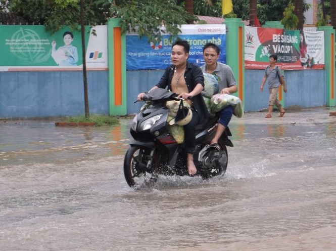 Hà Nội mưa lớn, phố lại thành sông, giao thông tê liệt - ảnh 19