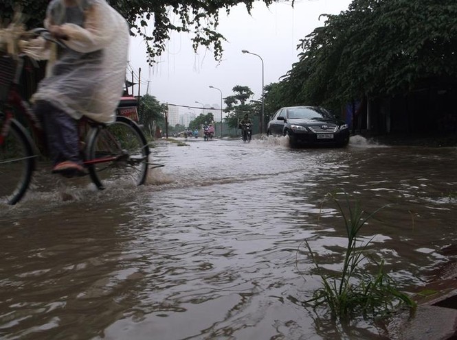 Hà Nội mưa lớn, phố lại thành sông, giao thông tê liệt - ảnh 20