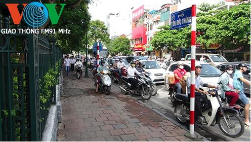 Hà Nội: Đèn tín hiệu giao thông 'trảm' người đi đường - ảnh 1
