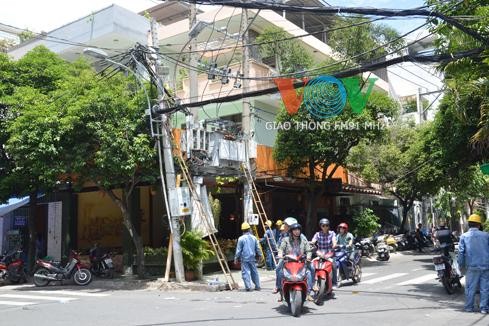 Nhân viên điện lực bị điện giật chết cứng trên trụ - ảnh 2