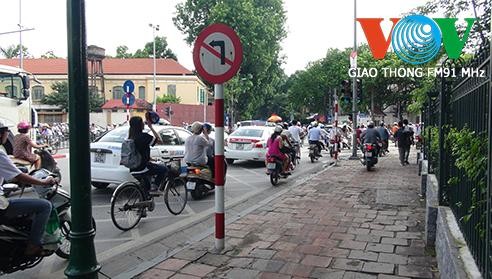 Hà Nội: Đèn tín hiệu giao thông 'trảm' người đi đường - ảnh 2