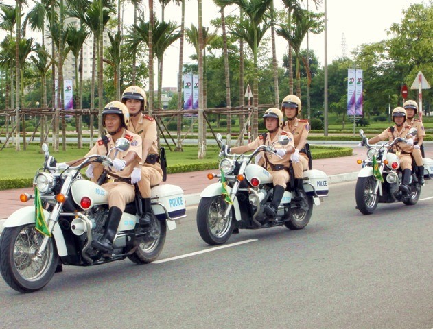 Ngỡ ngàng trước vẻ đẹp của nữ CSGT dẫn đoàn - ảnh 3