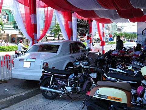 Dàn xe siêu sang xuất hiện trong đám cưới con đại gia Cà Mau - ảnh 2