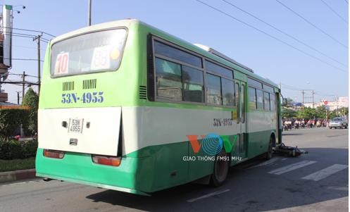 Bất cẩn qua đường, người đàn ông bị xe buýt kéo lê - ảnh 1