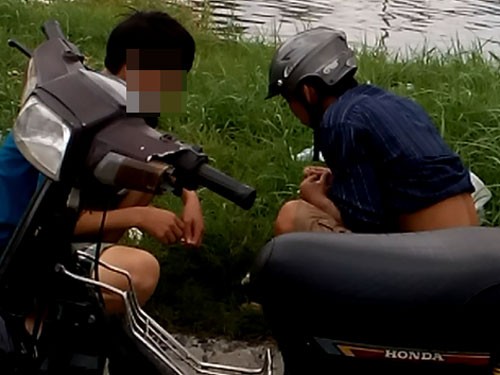 Ngang nhiên chích ma túy giữa trung tâm thành phố - ảnh 1