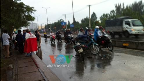 Sau va chạm là... tung cước vào mặt nhau - ảnh 1