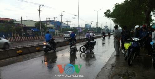 Sau va chạm là... tung cước vào mặt nhau - ảnh 3