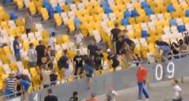 CĐV loạn đả, trận đấu tại Champions League bị gián đoạn - ảnh 3