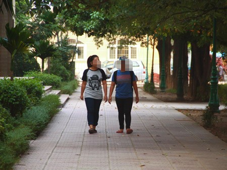 Cấm quần jeans, sinh viên ngơ ngác - ảnh 1