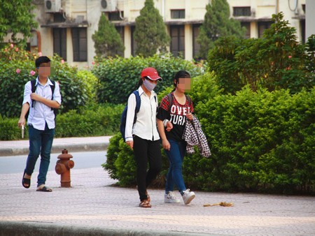 Cấm quần jeans, sinh viên ngơ ngác - ảnh 2