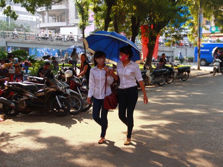Cấm quần jeans, sinh viên ngơ ngác - ảnh 4