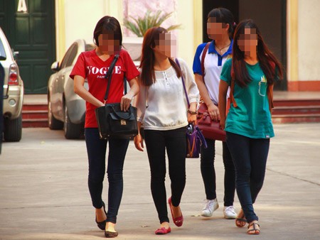 Cấm quần jeans, sinh viên ngơ ngác - ảnh 5