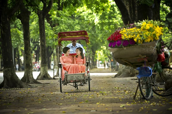 Mỹ Linh và con gái nền nã áo dài dạo phố mùa thu - ảnh 1