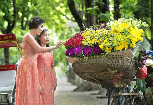 Mỹ Linh và con gái nền nã áo dài dạo phố mùa thu - ảnh 2