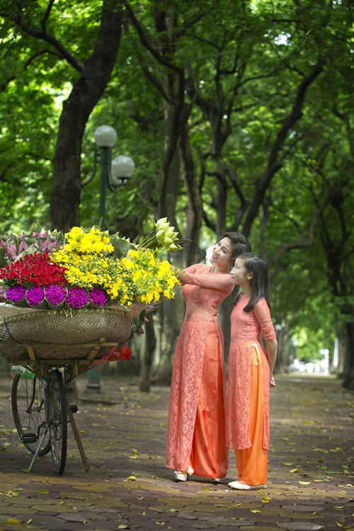 Mỹ Linh và con gái nền nã áo dài dạo phố mùa thu - ảnh 3