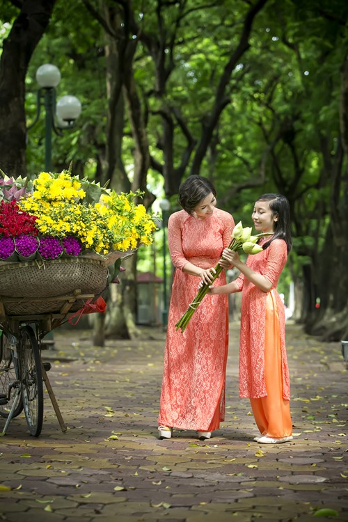 Mỹ Linh và con gái nền nã áo dài dạo phố mùa thu - ảnh 4
