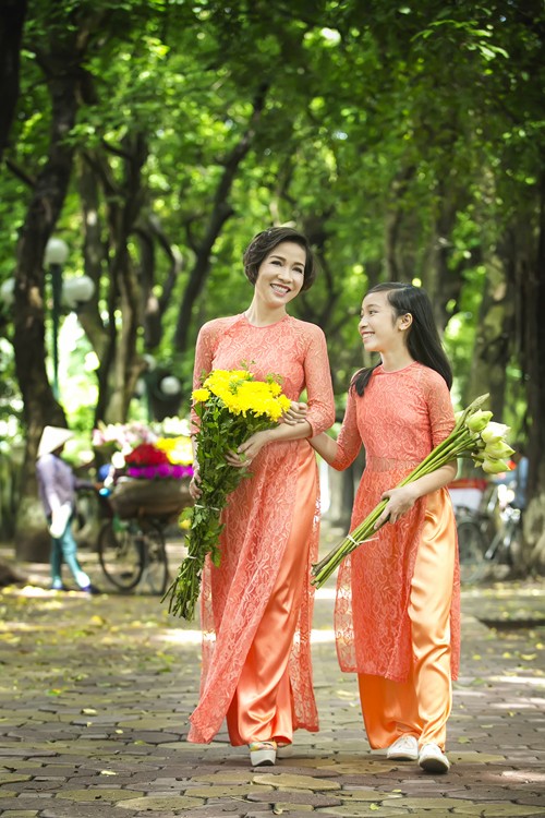 Mỹ Linh và con gái nền nã áo dài dạo phố mùa thu - ảnh 5