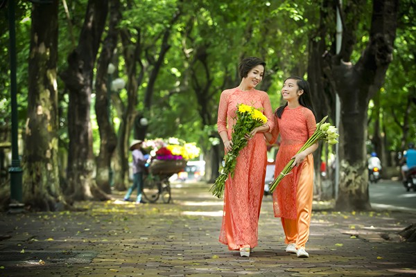 Mỹ Linh và con gái nền nã áo dài dạo phố mùa thu - ảnh 6