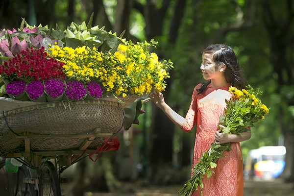 Mỹ Linh và con gái nền nã áo dài dạo phố mùa thu - ảnh 7
