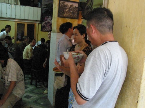 Kiểu bán hàng kèm chờ đợi, chửi mắng độc nhất Hà Nội - ảnh 2