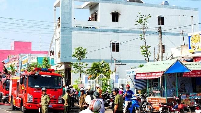Nhà cháy, bà cụ bà thoát hiểm - ảnh 1