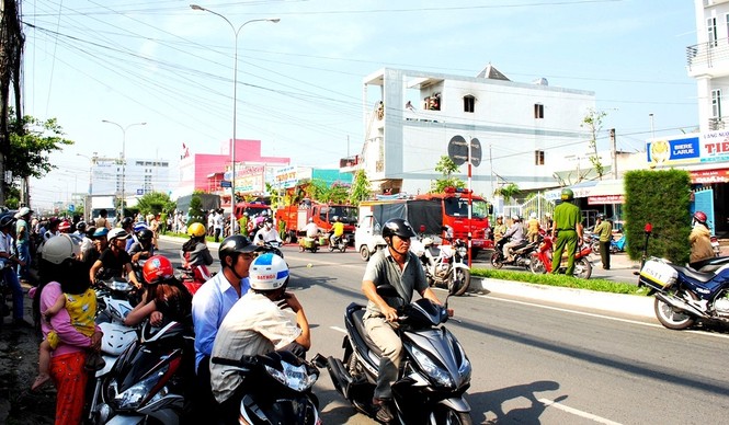 Nhà cháy, bà cụ bà thoát hiểm - ảnh 2