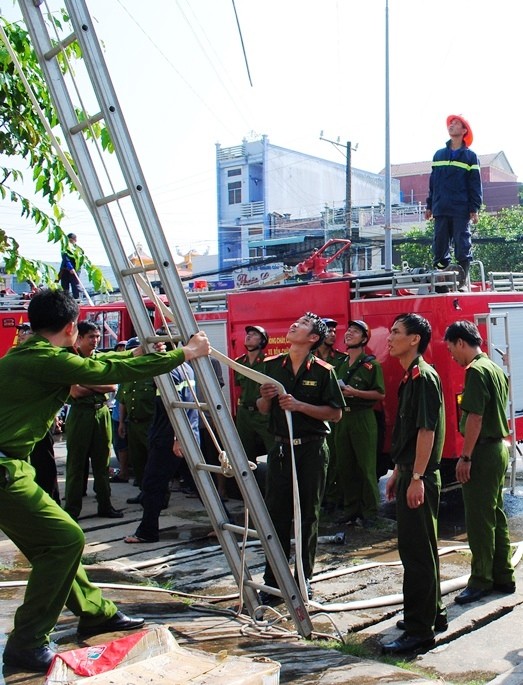 Nhà cháy, bà cụ bà thoát hiểm - ảnh 3