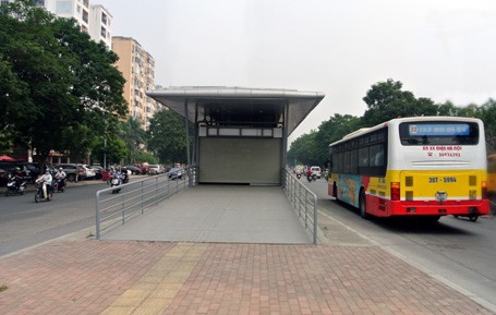 Nhà chờ xe buýt 'sang trọng' ở Hà Nội - ảnh 1