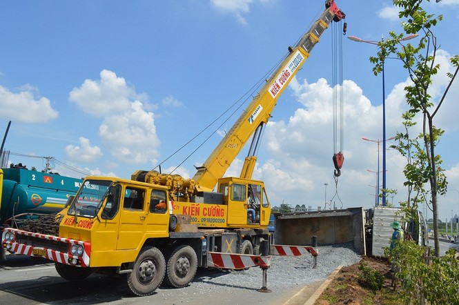 Xe tải lật nhào, hàng tấn đá rơi xuống 'ngáng' đường đi - ảnh 2