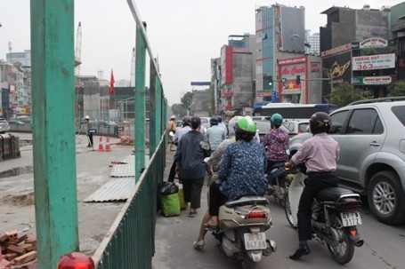 Hà Nội: Ùn tắc kéo dài tại điểm thi công hầm chui Thanh Xuân - ảnh 2