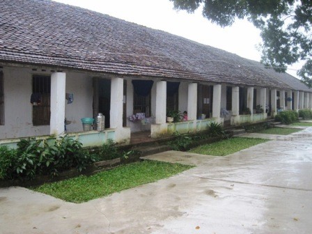 Hàng trăm trẻ học trong trường sắp sập, ô nhiễm thuốc trừ sâu - ảnh 2