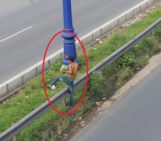 Xe tải lật nghiêng, 2 thanh niên lao vào 'hôi của' - ảnh 1
