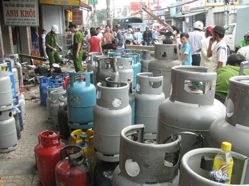 'Bom nổ chậm' giữa khu dân cư - ảnh 1