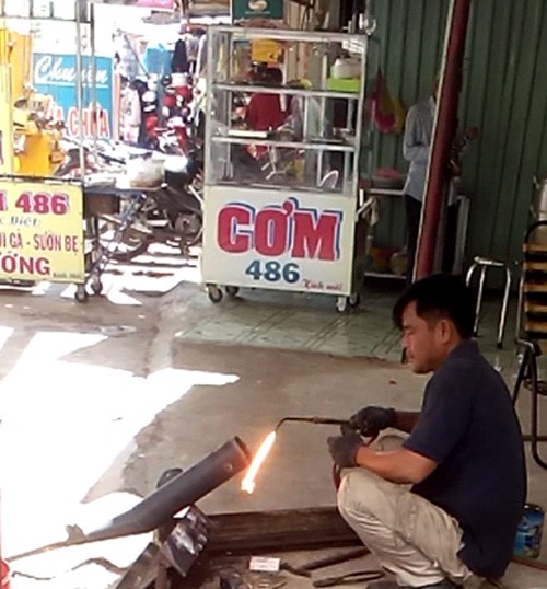 'Bom nổ chậm' giữa khu dân cư - ảnh 3