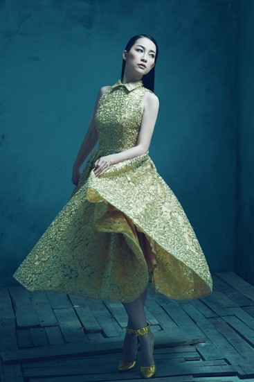 Linh Nga kiêu sa với váy ánh kim - ảnh 2