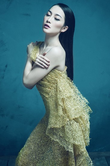 Linh Nga kiêu sa với váy ánh kim - ảnh 4