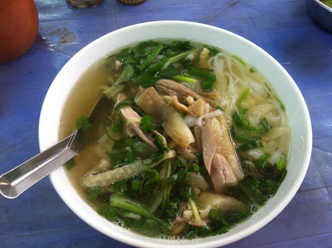 Hơn 100.000 đồng/bát phở gà ăn sáng, khách vẫn xếp hàng mua - ảnh 1
