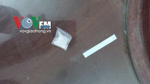 Vứt ma túy ra đường, 2 đối tượng “hớn hở” tại công an phường - ảnh 2